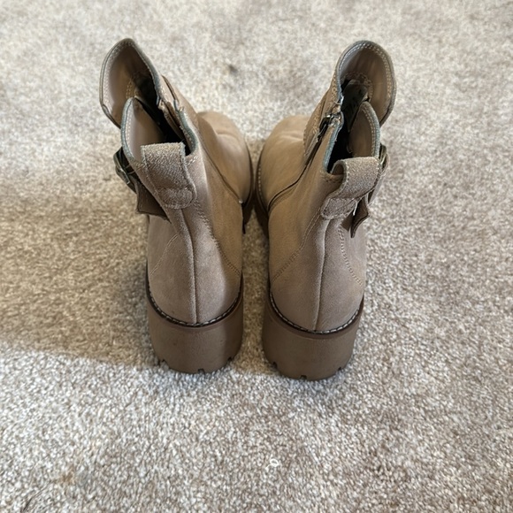 Blondo Tan Ankle Boots with Elastic Panels - Picture 2 of 3